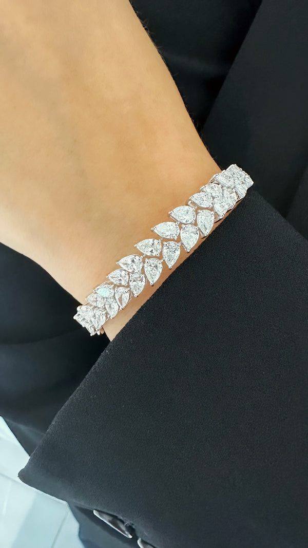 Important Pear Shaped Diamond Bangle Bracelet - Brilat