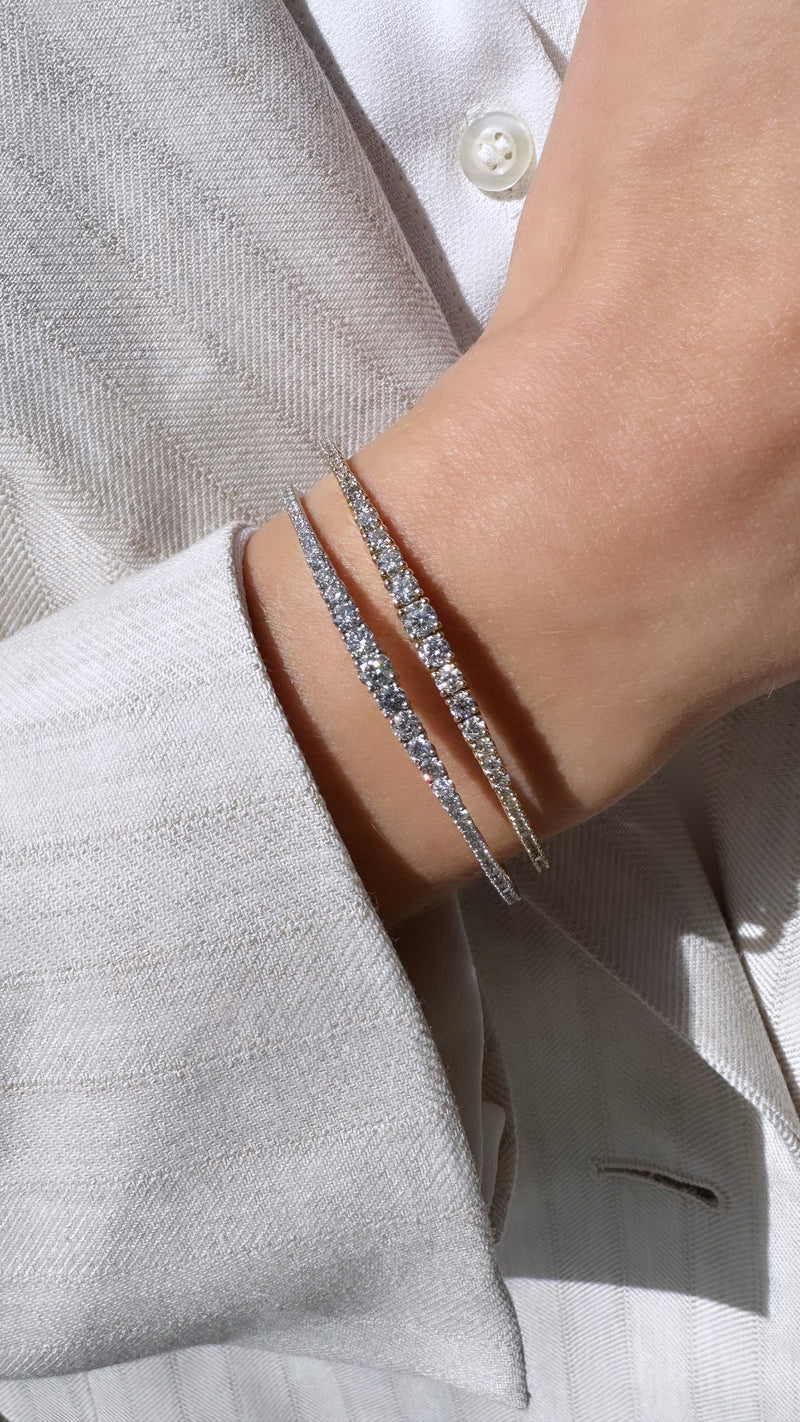 The graduated flex bangle in white gold